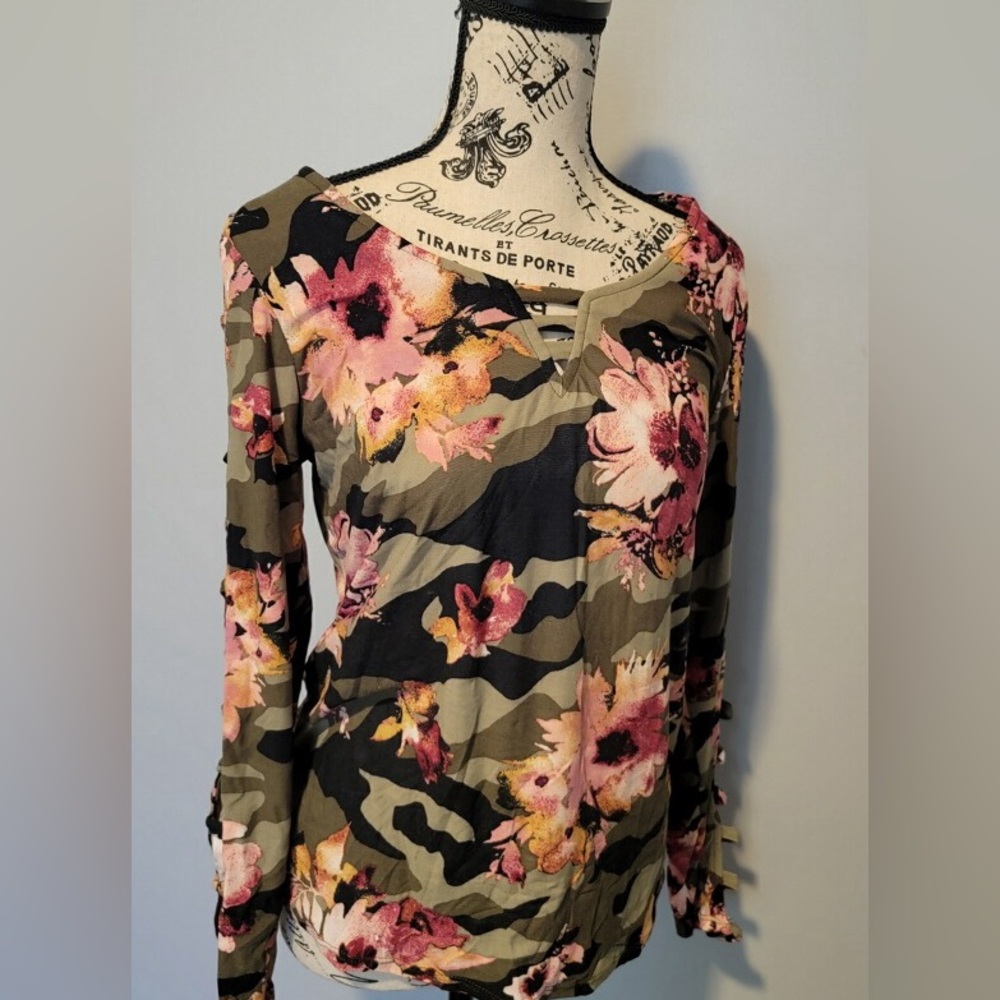 Long sleeve with cutout detail
